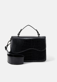 Sac bandoulière en simili cuir noir avec un motif crocodile texturé, une poignée supérieure et une bandoulière ajustable. Caractéristique : fermeture à rabat incurvé.