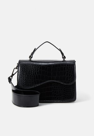 Melna mākslīgā ādas pleca soma ar teksturētu krokodila rakstu, augšējo rokturi un regulējamu siksnu. Iezīme: izliekta vāka aizdare.