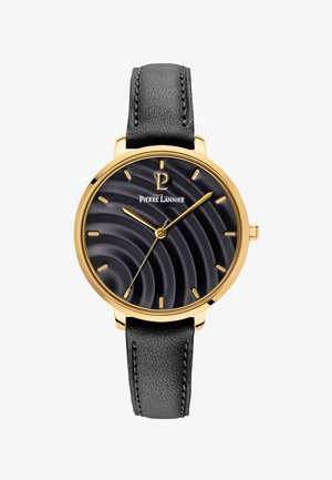 Sort læderremur med en guldtonet urkasse, der har en bølget sort urskive og guld hænder. Logo ved kl. 12.