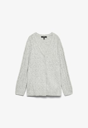 Lys grå strikket cardigan med V-hals, lange ærmer og subtilt kabelmønster. Har små knapper foran til lukning.