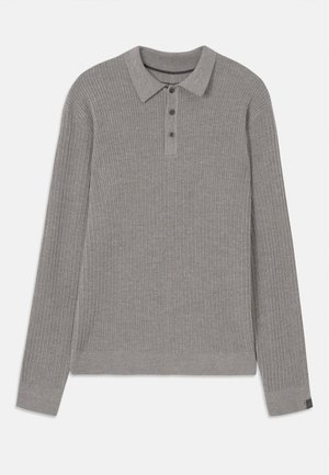 Suéter gris acanalado de mangas largas, con cuello tipo polo y tapeta de botones. Presenta un acabado texturizado y acentos contrastantes en los puños.