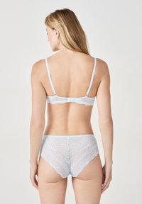 Ensemble de lingerie bleu clair comprenant un bralette en dentelle avec des bretelles réglables et un short taille haute assorti, mettant en valeur des motifs de dentelle élaborés.