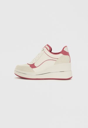 Roomwitte en roze wedge sneakers met mesh en suède details, ronde neus, vetersluiting en een metallic zilveren accenten op de zool.