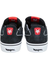 Sorte ruskinds sneakers med røde og hvide accenter. Har polstret krave, logo på hælen og hvid gummisål med struktureret grebs mønster.