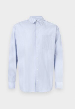 Šviesiai melsva marškiniai su vertikaliomis baltomis juostelėmis, apvaliu apykakliu, ilgomis rankovėmis ir krūtinės kišene. Medvilnės audinys su lygiu paviršiumi.