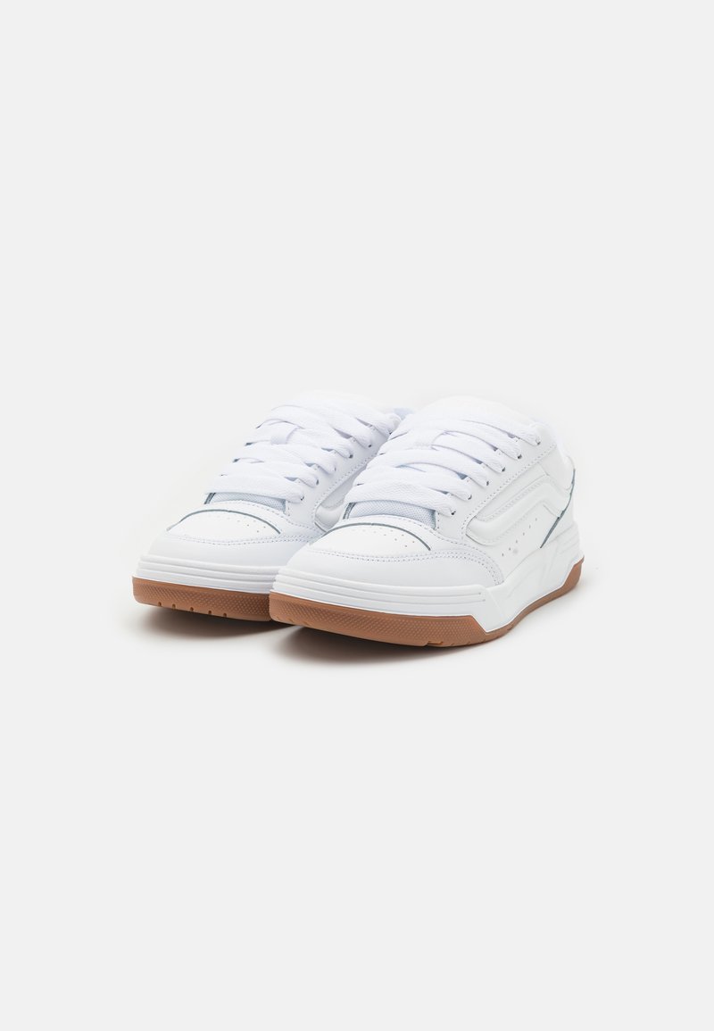 Witte sneakers met een bovenwerk van glad leer en textiel, vetersluiting, gevoerde kent en een bruine rubberen zool. Geen zichtbare patronen of accenten.