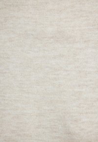 Tessuto beige chiaro con una superficie liscia e uniforme. Il lavorato presenta sottili variazioni di tonalità, creando un aspetto morbido e neutro.