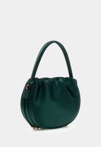 Zielona torebka z satyny o zaokrąglonym kształcie, marszczonej fakturze, krótkim uchwycie i złotych akcentach dekoracyjnych u podstawy.