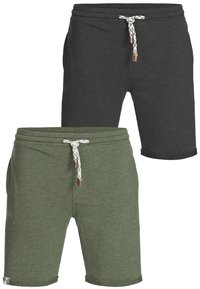 Zwei Shorts: eine schwarze und eine olivgrüne. Beide aus weichem Stoff mit einem Kordelzugbund und umgeschlagenen Säumen.