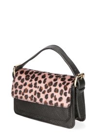 Borsa a tracolla in pelle nera con una patta in stampa leopardata rosa, dotata di manico superiore e dettagli in hardware dorato. Motivo di pelliccia testurizzata sulla patta.
