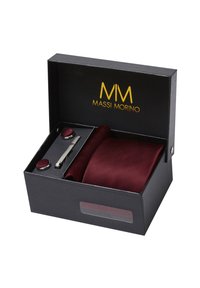 Conjunto de corbata burdeos en una caja negra, que incluye una corbata a juego, gemelos y un clip para corbata con acentos de plata pulida, que presenta un acabado texturizado.