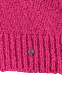 Strickmütze in Pink mit geripptem Textur, ausgestattet mit einem kleinen metallischen Etikett mit eingeprägtem Logo. Weiches Material und enganliegender Sitz.
