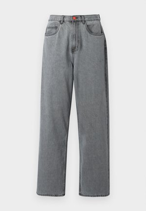 Jeans en denim gris, taille haute, coupe droite, avec poches avant et fermeture par bouton rouge.