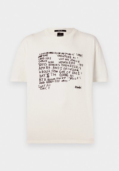 Kreminės spalvos medvilninis marškinėliai su juodais tekstiniais grafikos elementais priekyje. Trumpi rankoviai ir apvalus iškirpimas. Prekės ženklo etiketė matoma kakle.