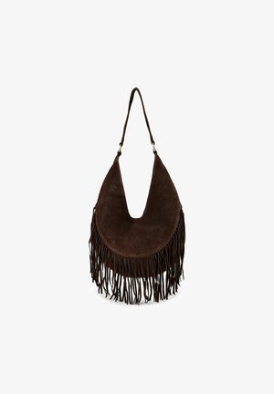 Borsa a tracolla marrone in velluto a coste con tracolla lunga e dettagli di frange lungo il bordo inferiore su sfondo bianco.