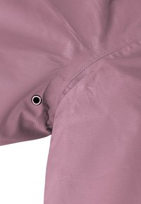 Helles rosa, strukturiertes Gewebe mit einer leicht glänzenden Oberfläche. Verfügt über ein Ösenloch an der Naht, das ein gerafftes Designdetail zeigt.