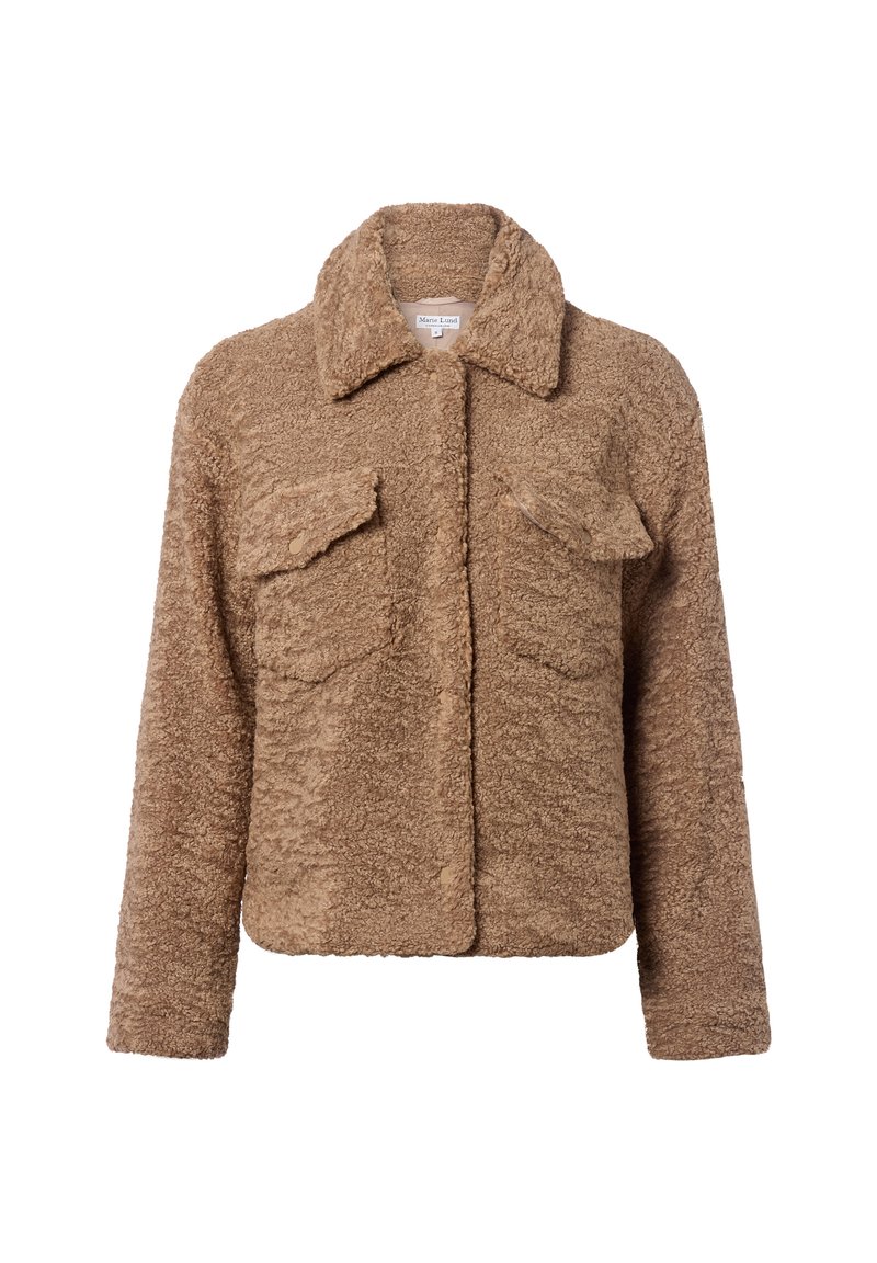 Brązowa kurtka ze sztucznego futra teddy z długimi rękawami, dwoma kieszeniami na klatce piersiowej z klapami, kołnierzem oraz zapięciem na napy.