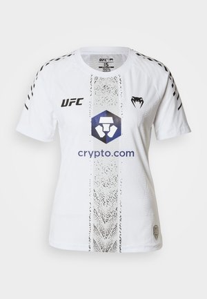 Balta īsroku UFC krekls ar centrālo logotipu, fakturētu dizainu un melniem akcentiem uz pleciem. Izgatavots no 100% poliestera.