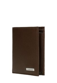 Portafoglio in pelle marrone con finitura texturizzata, dotato di un accento logo argentato, design bi-fold e più slot per carte.