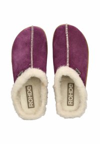 Pantuflas de ante morado con forro de piel sintética blanca y un acento de costura en contraste a lo largo de la parte superior. Presenta una plantilla con la marca.
