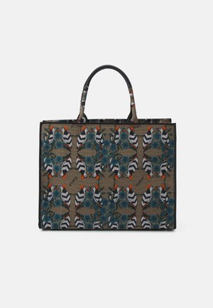 Sac cabas rectangulaire avec deux poignées présentant un motif répétitif de pics et de fleurs bleues sur fond marron.