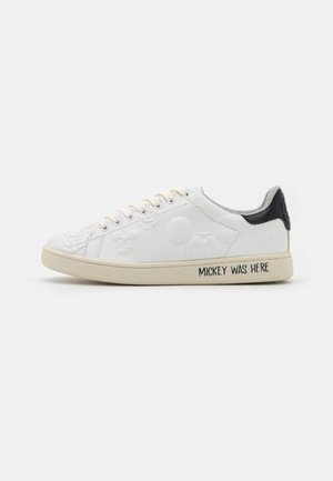 GALLERY - Trainers - white sketch effect
