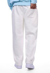 Dropsize STRAIGHT LEG JOGGER - Donji dijelovi trenirke - creamwhite
