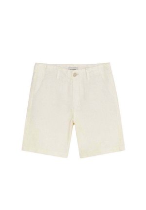 Pantalones cortos beige hasta la rodilla con bolsillos delanteros, cierre de botones y trabillas para cinturón, colocados planos sobre un fondo blanco.