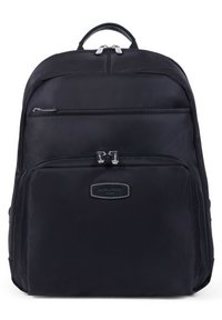 Zaino in nylon nero con un compartimento principale e tasca frontale, dotato di zip argentate e un'etichetta con dettagli di cucitura.