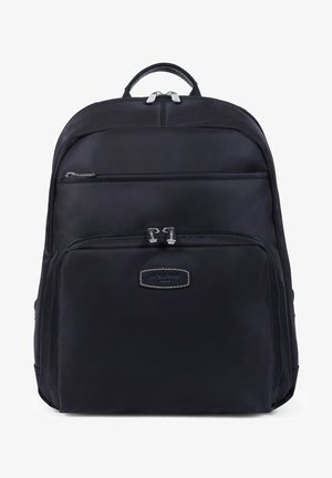 Zwarte nylon rugzak met een hoofdcompartiment en een voorvak, voorzien van zilveren ritsen en een label met stikseldetails.