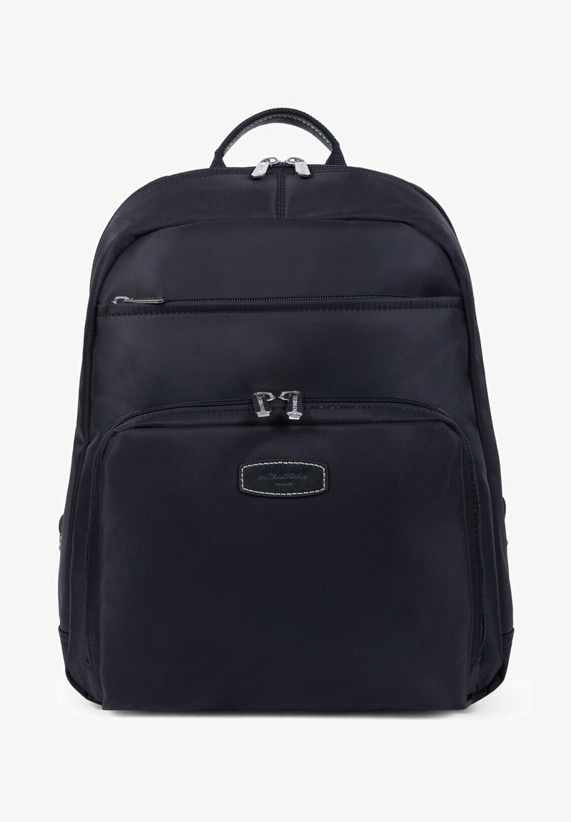 Zaino in nylon nero con un compartimento principale e tasca frontale, dotato di zip argentate e un'etichetta con dettagli di cucitura.