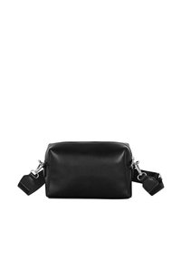 Bolso bandolera de piel negra con forma rectangular, cierre de cremallera, correa ajustable y detalles de metal plateado. Textura suave.