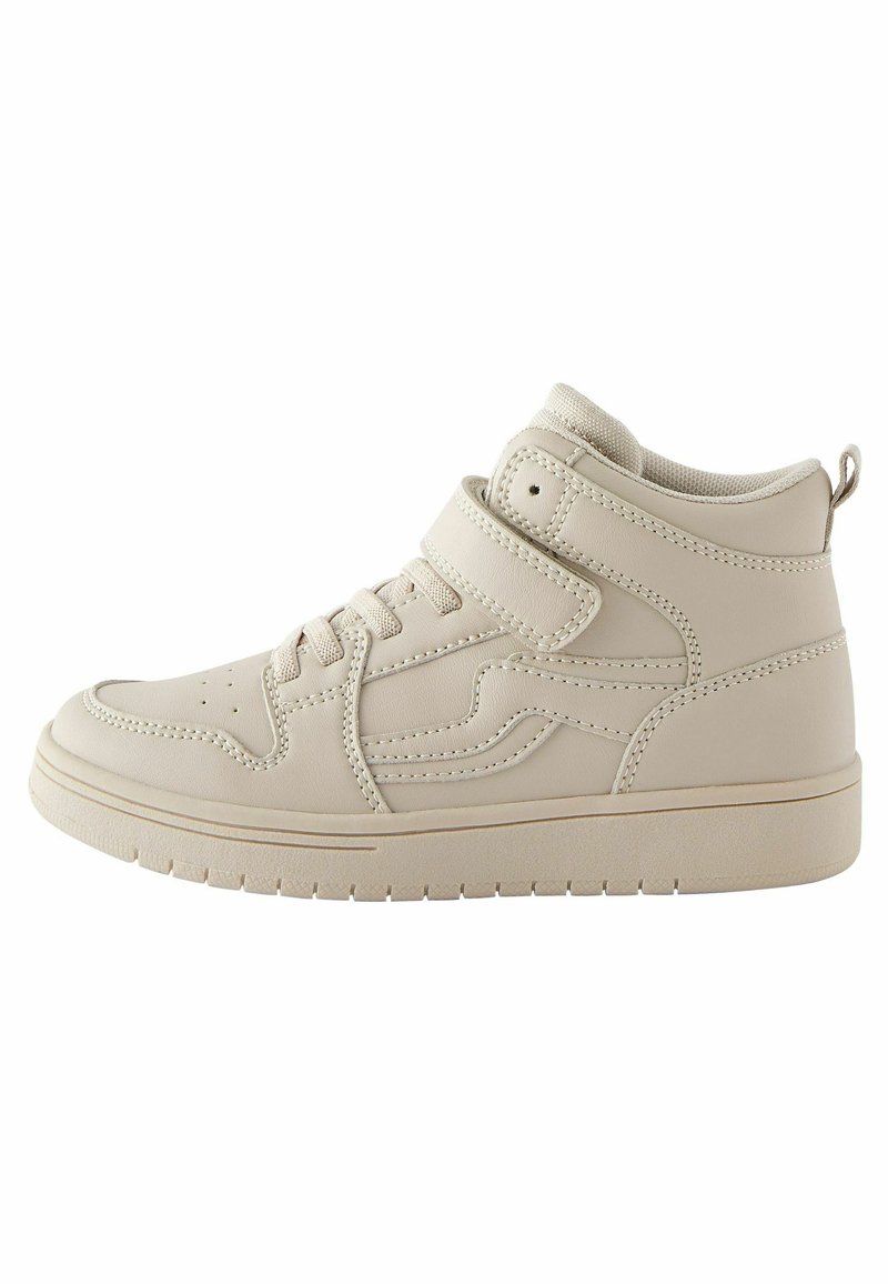 Baskets montantes beiges en cuir lisse, avec un col rembourré, un laçage à l'avant et une seule sangle au milieu du pied. Semelle en caoutchouc texturé.