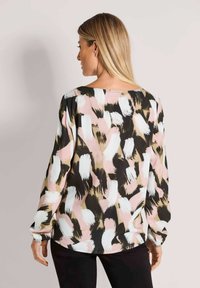 Blouse met lange mouwen van een lichtgewicht stof met een meerkleurig abstract patroon van roze, wit en zwarte penseelstreken. Losse pasvorm.