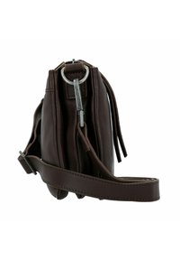 Borsa a tracolla in pelle marrone con finitura testurizzata, caratterizzata da dettagli in metallo argento, una tracolla regolabile e una chiusura superiore con zip.