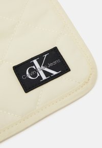 Calvin Klein Jeans BABY DIAPER BAG UNISEX SET - Kūdikio vystyklų krepšys - vanilla
