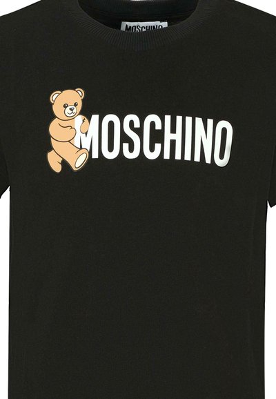 Czarna bawełniana koszulka z grafiką kreskówkowego misia i białym napisem "MOSCHINO". Okrągły dekolt i krótkie rękawy.