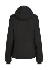 Veste isolante noire avec capuche, poignets côtelés et détails cousus. Présente un logo au niveau du col et une texture lisse.