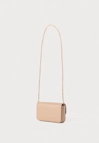 Borsa a tracolla in finta pelle beige con forma rettangolare e tracolla in catena dorata, caratterizzata da una texture liscia e un design minimalista.