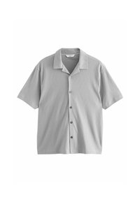 Camisa de botones de manga corta en gris claro con un patrón de zigzag texturizado, que cuenta con un cuello y cinco botones a juego en el frente.