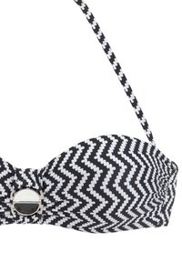 Schwarzer und weißer Bikini-Oberteil mit Zickzackmuster, gerafftem Stoff und einem metallischen runden Akzent in der Mitte. Verstellbare Träger.