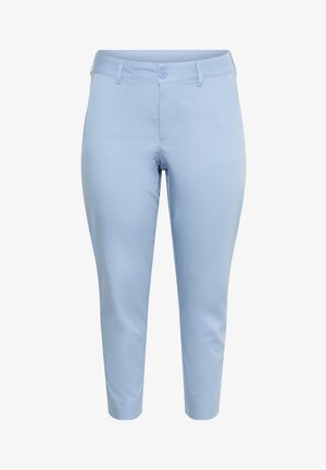 Pantaloni cropped azzurro chiaro realizzati in tessuto morbido. Presentano una chiusura con bottone, passanti per cintura e tasche laterali. Vestibilità sartoriale con un design pulito.