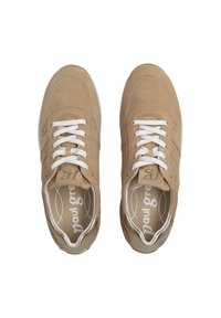 Beige semišové tenisky s bílými tkaničkami, polstrovaným límcem a kovovými zlatými akcenty. Mají jednoduchý, klasický design s texturovaným povrchem.