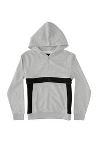 Grå huvtröja med kvart zip, svarta detaljer på sidorna och en logotyp-patch i mitten. Tillverkad av mjukt tyg.