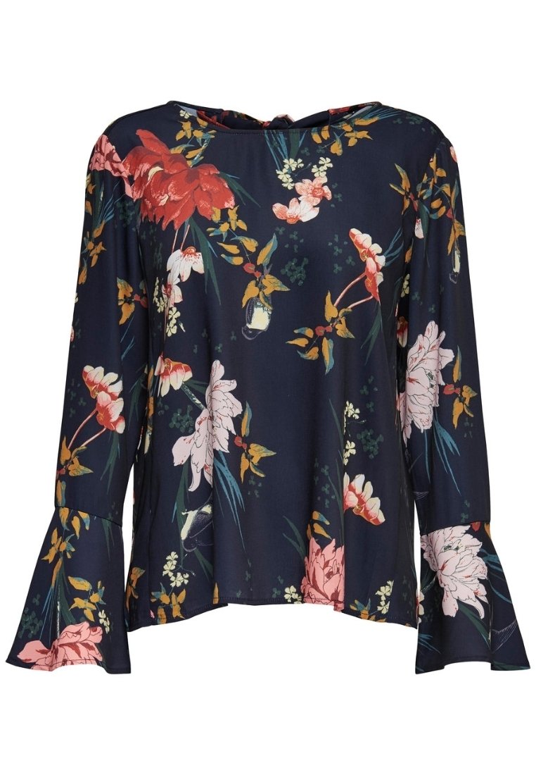 Blusa floreale a maniche lunghe in blu navy scuro con maniche a campana. Presenta fiori rossi e rosa, foglie verdi e una vestibilità ampia.