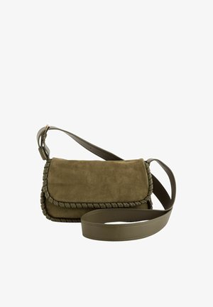 Olivgrüne Veloursleder-Schultertasche mit geflochtenem Besatz und verstellbarem, breitem Lederriemen vor weißem Hintergrund.