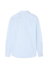 Camisa de manga larga azul claro con rayas verticales, cuello clásico y puños abotonados. La tela parece suave, con un ajuste entallado.