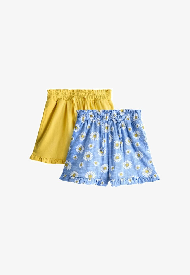 Due paia di pantaloncini con vita elastica, uno giallo solido e uno blu con motivi di margherite bianche e gialle, entrambi con orli arricciati.