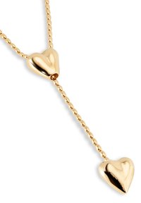 Collar de oro con dos colgantes en forma de corazón pulidos en una cadena de cuentas, que presenta un acabado elegante y un diseño simétrico.