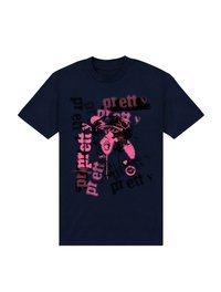 Navyblaue Baumwoll-T-Shirt mit einem grafischen Design, das pinken Text und eine zentrale Illustration zeigt. Der Text lautet "pretty" in verschiedenen Stilen und Layouts.